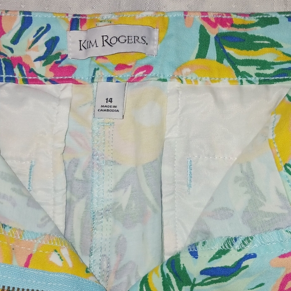 Kim Roger's Women's Shorts with pockets on front and back Size 14 - Picture 4 of 11